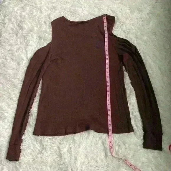 LNA Cold shoulder long sleeve top.  Brown.  Size Large.  Ruched sleeve. - Picture 5 of 6